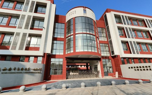 长安区第一初级中学位于项目南侧