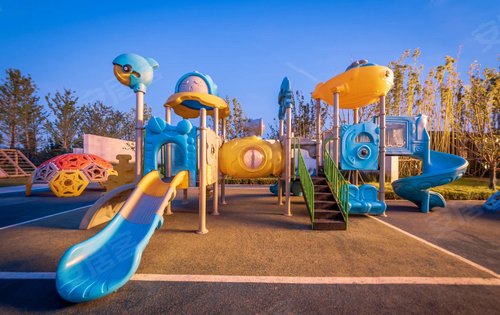 开阔草坪上的儿童乐园,是童年美好的记忆,在这里也一应俱全.