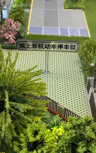 时光印象地面上的非机动车停车位