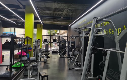 小区自带200平的健身房,健身房的健身器多达近百种  全身性健身器械
