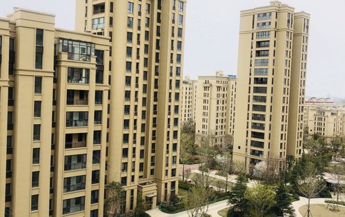 白鹭金岸占地1400亩地,主要以别墅和洋房为主.小高层为辅.