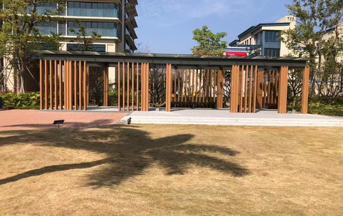 小区里的游乐场休闲区