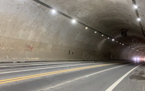 清凉山隧道右半段已经重新整改通车道路面貌日新月异