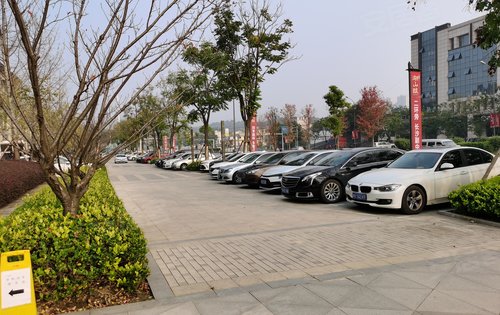 售楼部两侧停车场