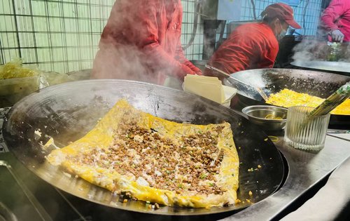 泗泾古镇美食一条街非常热闹