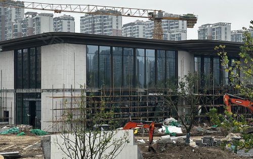 金地清峯上动态:售楼部的外立面马上竣工-西安安居客