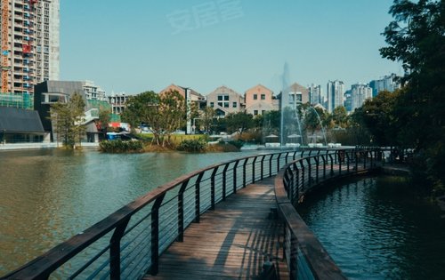 重庆天地周边的公园和商业实景这样的生活环境还是很惬意