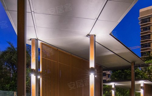 风雨连廊贯通每个单元入口,联系不同的庭院空间,是遮风避雨之所,是与