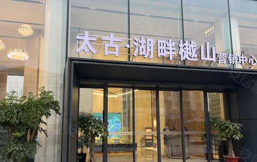 玻璃幕墙充满现代气息后期的人行大门