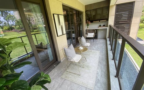 低密度大洋房 14平米大阳台 飘窗通可打 改善型户型 南北通透 板式