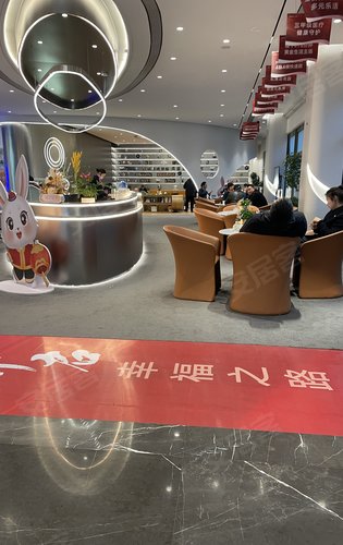 案场的氛围还是有的这个时间了还有客户在谈离成交就是一步之遥