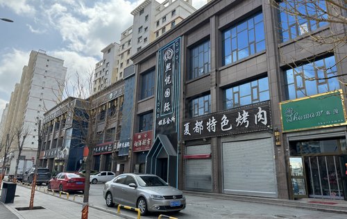 出门就是火锅美食KTV休闲娱乐区 周围就是体育场湿地公园还有温泉度假村，真的好方便呀