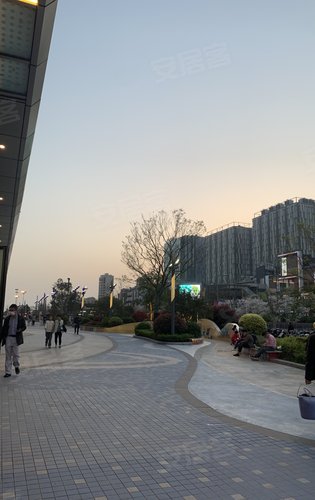 周边的商业配套万达茂与东渡蛙城
