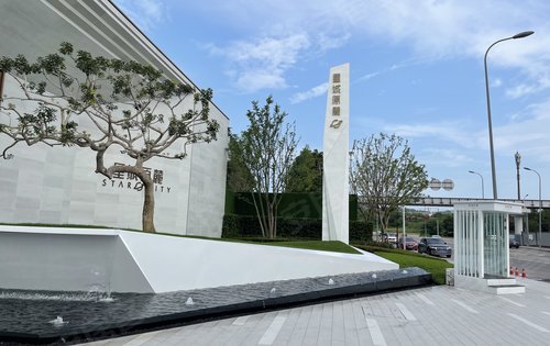 璧山华宇星城原麓 小区内约3900平围合式大中庭 约1800平的儿童活动区