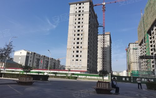 国金名城动态:项目三期工程进度,主体已封顶,内部二次填充正在完善.