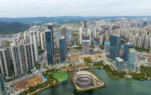 梅溪湖二期中轴底下轨道交通地面商业写字楼开始逐渐完善
