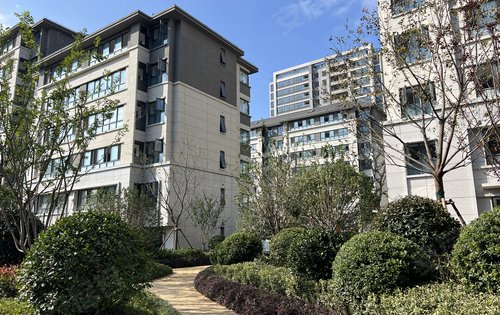 实景拍摄小区楼栋外立面架空层