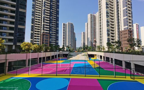 小区内自带的2000方下沉式运动广场基本竣工.