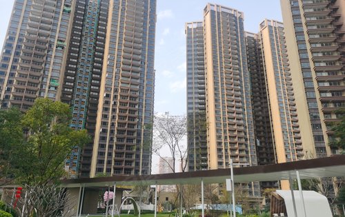 碧桂园城央印象动态:拆除外架后的小区,现代化的外立面显得档次很不错