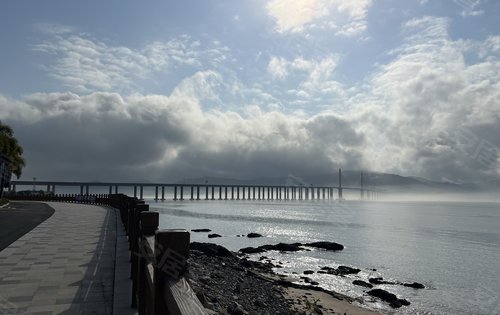 这是来自碧桂园十里银滩维港湾维港半岛家门口的景象像极了海市蜃楼