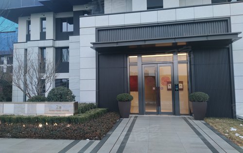 小区内部单元楼入户门及单元楼一角