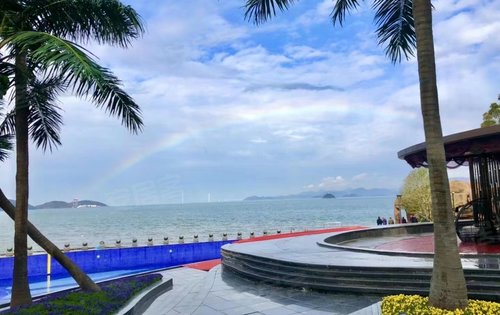 雨过之后的碧海蓝天，一丝丝彩虹慢慢浮现，离喧嚣，清静自然。