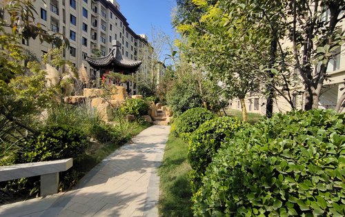 紫薇公馆小区环境即将交房大家拭目以待吧