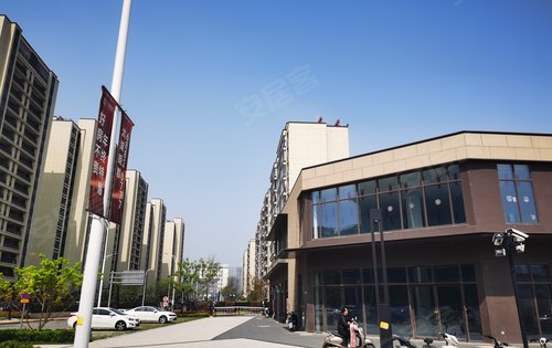 社区底商，全业态。三岔路口拐角处。。