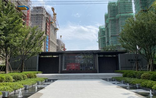 湖境天著雅苑动态:小区建成后的西大门,还是很美观大方的呀!