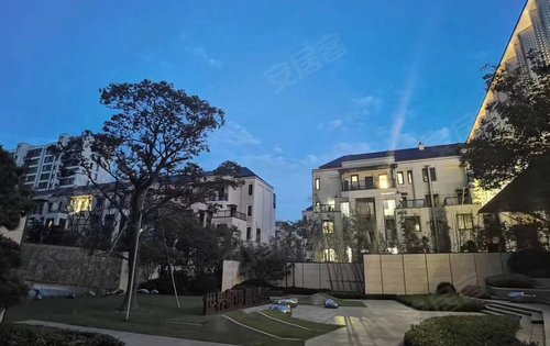 离离暑云散 袅袅凉风起 公元2040二期叠墅金地,融创,招商三大开发商