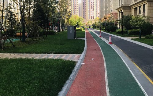 观澜国际动态:小区羽毛球场,塑胶跑道,业主随时都可以健身休闲!