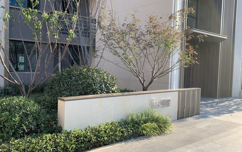配有楼号标识的入户景墙