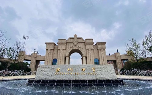 新鸥鹏巴川公学大门气势磅礴