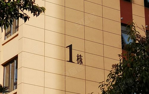 每栋楼的楼栋标门牌号已贴