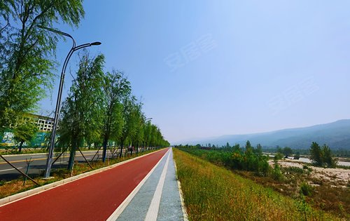 万科四季花城门口的灞河大道,风景美如画