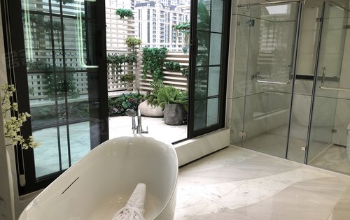 合院三楼主卧卫生间带露台