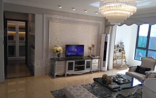 4米8的客厅开间,独立餐厅,再加上高45公分宽60公分的人性化飘窗设计