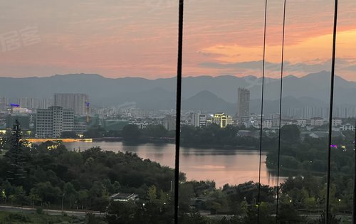 小区外部配套在完善中……
下午夕阳也特别美