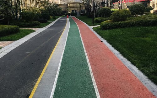 小区羽毛球场,塑胶跑道,业主随时都可以健身休闲!