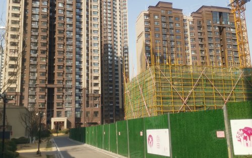 鑫都禧悦位于标山南路与东工商河路交汇处,金科澜山公馆9号楼北侧.