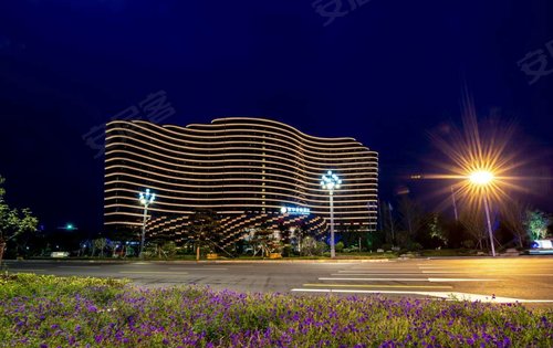 夜晚的信华城酒店真的太高大上了