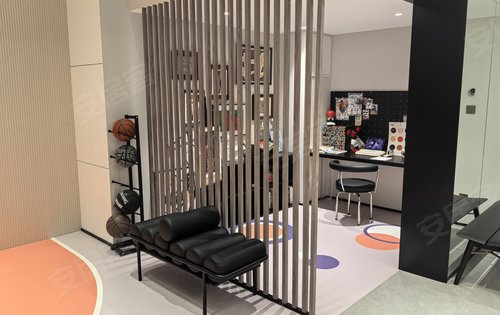 万科公园都会92平1楼下跃样板间展示,使用空间约200平,喜欢下跃的来.