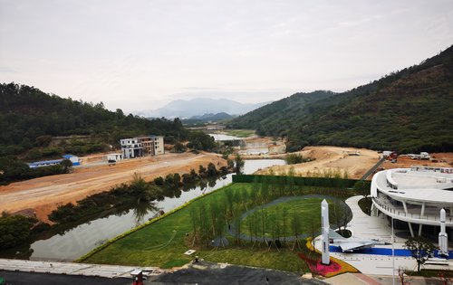 项目对面梧村水库现在整修规划后期会在旁边打造成湖滨花园