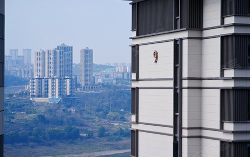 华侨城云麓台动态:云麓台二期洋房外墙及小区中庭-重庆安居客