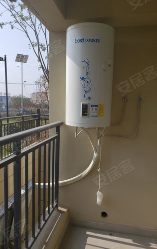 我们送的阳台式太阳能热水器!