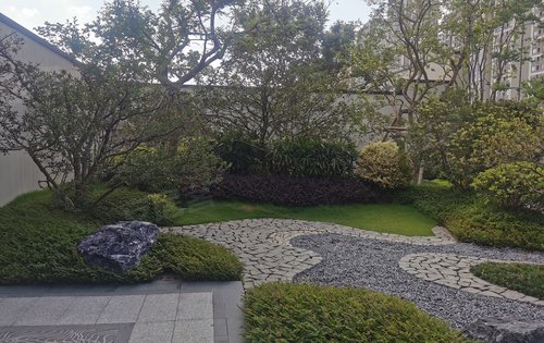 缦玥长滩禅意新中式园林以沙代水以石代山营造出一幅枯山水庭院的盛景