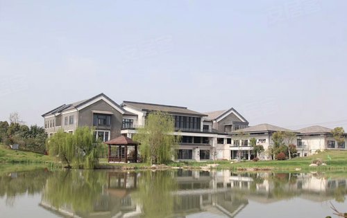 联投水乡小镇位于鄂州梁子湖旁边