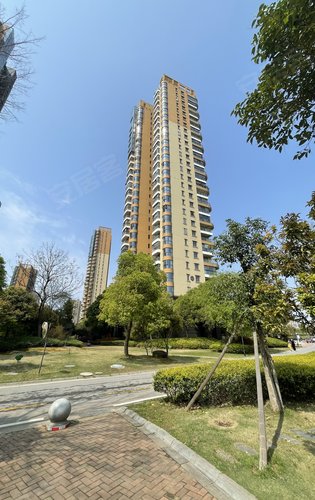 天晴的鹏湖湾蓝天白云