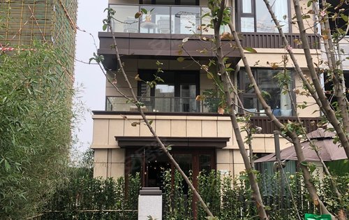 保利和唐悦色动态:唐冶四层两户叠拼别墅,一户一院一地下,样板间已