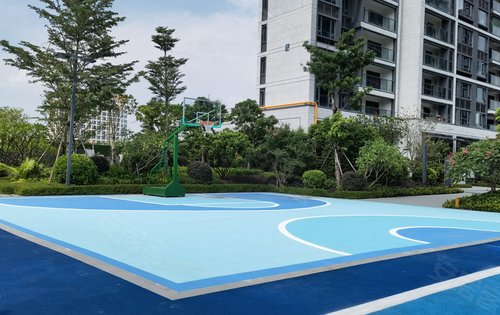 小区内拥有5000平米的运动主题公园,里面有环形跑道,篮球场,羽毛球场